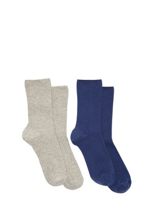 Deux paires de chaussettes basses unies, une gris clair et l'autre bleu foncé, posées côte à côte sur un fond blanc.