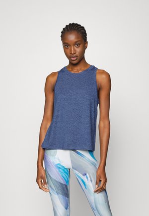 Top de tanque sem mangas azul-marinho com um decote redondo, feito de um tecido leve. Combinado com leggings coloridas e estampadas, apresentando acentos em azul e branco.