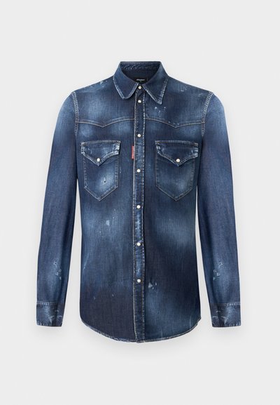 Tamsiai mėlyna džinsinė marškinė su ilgomis rankovėmis, smailiu apykakle, dviem krūtinės kišenėmis ir mygtukų uždarymu. Sugadinti detalės ir išblukusi tekstūra.