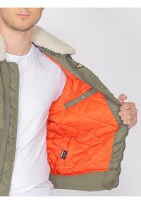 TOP GUN TOP GUN  - Bomberjacks - olive