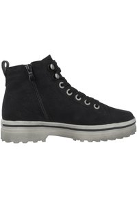 Schwarze Stiefeletten mit strukturierter Oberfläche, seitlichem Reißverschluss, Schnürdesign, silbernen Ösen und einer klobigen grauen Sohle mit einem schwarzen Streifen.