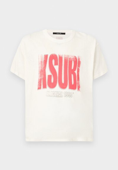 Λευκό βαμβακερό t-shirt με έντονο κόκκινο γραφικό κείμενο, "KSUBI," και από κάτω το "ORIGINAL 1999" σε γκρι. Ευθεία γρ αμμή, κοντά μανίκια.