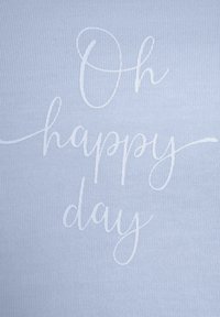 Ljusblått tyg pryds av frasen "Åh lycklig dag" i vit kursiv skrift, med ett strukturerat, ribbat mönster genom hela.