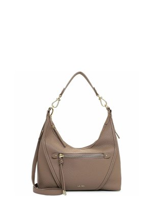 Bolso de mano de cuero topo con textura granulada, bolsillo frontal con cremallera, correa de hombro extraíble y asa superior única con herrajes dorados.