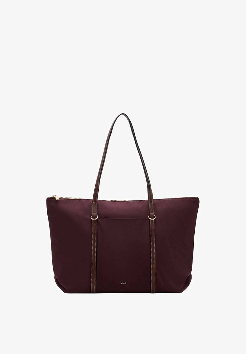 Sac fourre-tout bordeaux avec poignées en cuir marron, fermeture éclair et poche avant. Fabriqué en tissu durable, il présente un branding minimal.