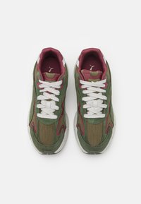 Zapatillas verdes y burdeos con parte superior de malla y ante, con cordones blancos, cuello acolchado y suela texturizada.