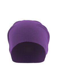 Lila, rugalmas anyagból készült kötött sapka sima felülettel, fehér háttér előtt.