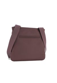 Borsa a spalla di un intenso bordeaux, realizzata in materiale sintetico lucido, con una larga tracolla regolabile e una tasca posteriore con zip.