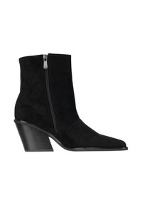 Zwarte enkellaars van suède met puntige neus, zijrits en schuin gestapelde hak.