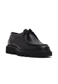 Zwarte leren schoenen met een gladde afwerking, ronde neus en gedetailleerde stiksels. Beschikt over een dikke, gestructureerde zool en gevlochten veters aan de voorkant.