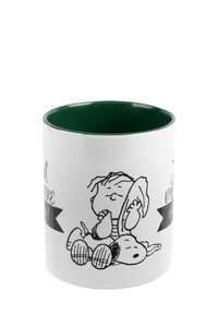 Tazza in ceramica con un'esterno bianco e un interno verde, caratterizzata da un disegno a linea nera di un bambino e un cane. Testo visualizzato in banner decorativi.