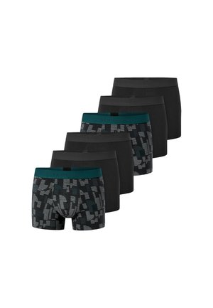 Zes paar herenboxershorts in zwart en donkergrijs met patroon, gerangschikt in een versprongen rij op een witte achtergrond.