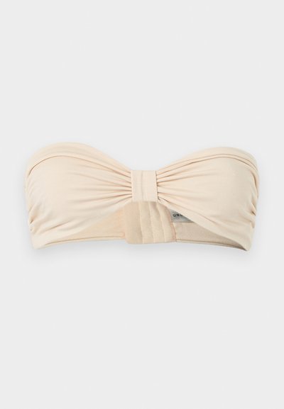 Haut de bikini bandeau beige sans bretelles avec un centre froncé et une fermeture à agrafe latérale, sur fond gris uni.