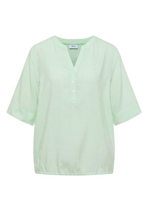 Blusa de manga corta con rayas verticales finas en verde claro y blanco, con cuello redondo, tapeta con tres botones y dobladillo elástico.
