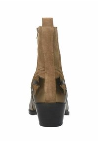 Bottines marron avec une tige en daim et des accents métalliques. Elles sont dotées d'un talon empilé et de découpes décoratives sur les côtés.