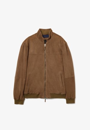 Bruine suède bomberjack met een hoge kraag, ritssluiting aan de voorkant, zijzakken en geribbelde manchetten in een contrasterende olijfgroene tint. Overal een gladde textuur.