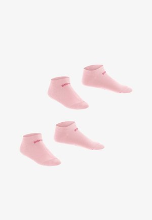 Vier Paar hellrosa Knöchelsocken mit einem kleinen roten Logo nahe der Bündchen, angeordnet auf weißem Hintergrund.