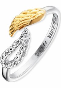 Silberring mit einer strukturierten goldenen Flügel und einer Seite von funkelnden klaren Steinen, mit einem eleganten, miteinander verflochtenen Design.