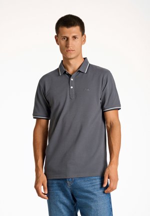 Polo shirt grigio con una vestibilità slim, patta con tre bottoni e dettagli a contrasto sul colletto e sulle maniche. Logo ricamato sul petto.