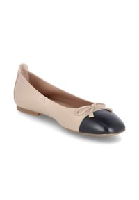 Ballerines en cuir beige avec un bout pointu noir, comportant un nœud décoratif sur le devant et une semelle en caoutchouc à profil bas.