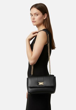 Borsa a tracolla in pelle nera con catenina dorata, forma rettangolare, design trapuntato sulla parte frontale e dettagli in metallo dorato.