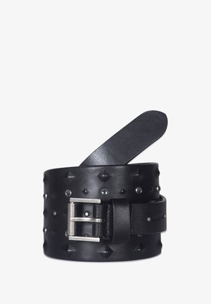Czarny skórzany pasek z srebrną klamrą, ozdobiony wypukłymi ćwiekami i okrągłymi metalowymi dodatkami, zrolowany z jednym końcem wysuniętym.