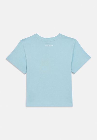 Ανοιχτό μπλε βαμβακερό t-shirt με στρογγυλή λαιμόκοψη και κοντά μανίκια. Σημαντική λεπτομέρεια: "MARC JACOBS" τυπωμένο με άσπρα γράμματα στο πίσω μέρος.