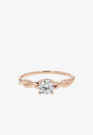 Ring mit verdrehtem Band aus Roségold mit einem rundem, klaren Diamantsolitär in der Mitte, der in einer Zargenfassung sitzt.