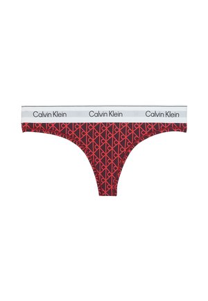 Rood en zwart geometrisch patroon stringondergoed met een witte tailleband met daarop herhaaldelijk het Calvin Klein-logo in zwarte tekst.