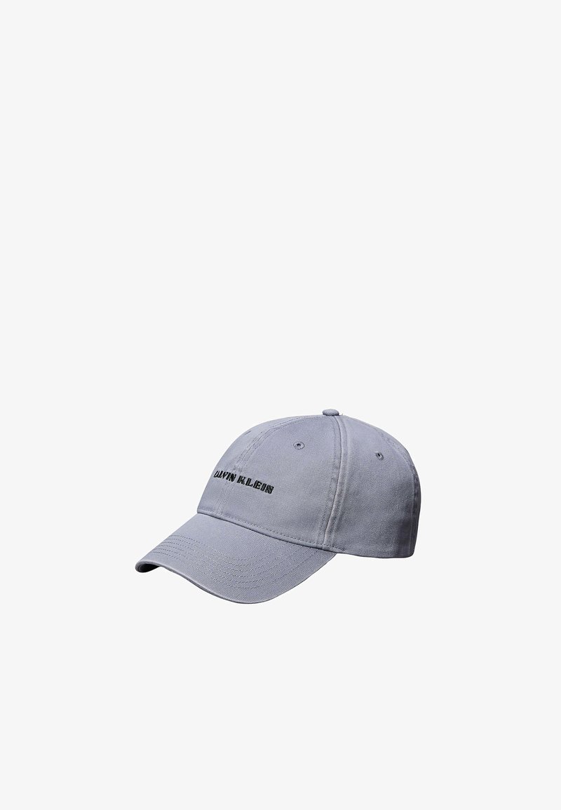 Casquette de baseball gris clair avec le texte noir "CALVIN KLEIN" brodé à l'avant, dotée d'une visière incurvée et de trous de ventilation cousus.