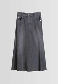 Una falda de mezclilla gris con un diseño acampanado, que presenta un dobladillo sin terminar, costuras anguladas y bolsillos frontales. Se abrocha con un botón frontal y una cremallera.
