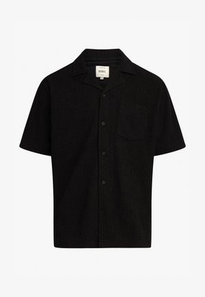 Chemise noire à manches courtes en tissu texturé, avec un col, des boutons sur le devant et une poche poitrine.