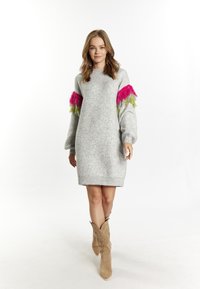 Rochie gri din tricot cu mâneci lungi și detalii de franjuri roz și verde pe umeri; tiv și mansete ribbate; croială lejeră.