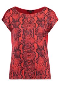 Haut rouge à manches courtes avec un motif de serpent noir. Le matériau a une texture lisse, avec un large col et une coupe ample.