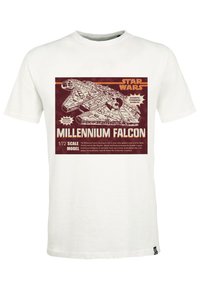 Hvid kortærmet T-shirt med et grafisk motiv af Millennium Falcon, med røde og brune detaljer og tekst, sat mod en ensfarvet baggrund.