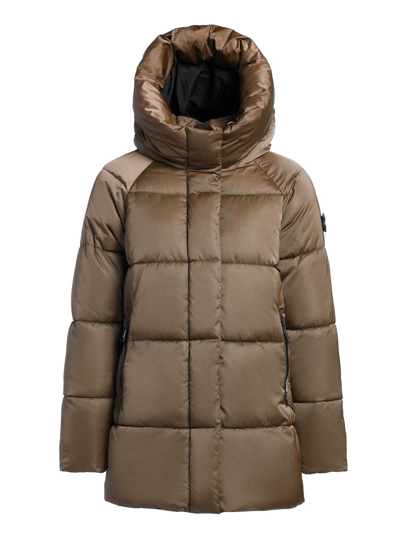 Brūna pūkaina jaka ar kvadrātveida šūšanu, augstu apkakli, sānu rāvējslēdzējiem un gludu, spīdīgu tekstūru. Raksturota ar vaļīgu piegriezumu un bez redzamas aparatūras.