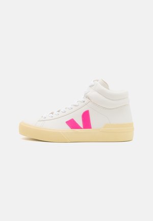 Witte hoge sneaker met een beige zool en een felroze "V"-logo aan de zijkant, voorzien van witte veter en gewatteerde enkelsluiting.