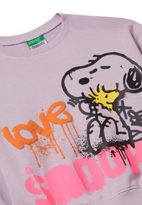 Fialová mikina se sprayovou potiskem Snoopyho objímajícího Woodstoka a slovy "LÁSKA" v oranžové a "SNOOPY" v růžové.