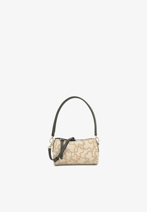 Piccola borsa beige con motivo astratto color tannino, dotata di un manico corto verde scuro e una tracolla rimovibile e regolabile.