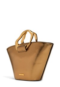 Goldfarbene metallische Handtasche mit konischer Form, ausgestattet mit einer glatten Oberfläche und einem markanten goldenen Griff. Geprägtes Logo auf der Vorderseite.