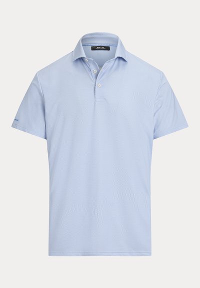 Polo bleu clair à manches courtes avec motif losange subtil, patte à deux boutons et col plié.