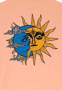 T-shirt pêche avec un graphisme de lune bleue et de soleil jaune, accentué par des nuages gris, des traits de visage détaillés et des éléments d'étoiles.