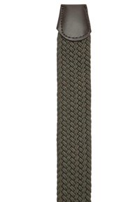 Cintura intrecciata di colore verde oliva con estremità in pelle marrone scuro. Presenta una superficie texturizzata e una forma sottile e allungata, adatta per vari accessori.