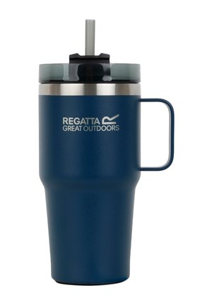 Ciemnoniebieski izolowany kubek podróżny z uchwytem, szarą pokrywką ze słomką oraz logo "Regatta Great Outdoors" na przodzie.