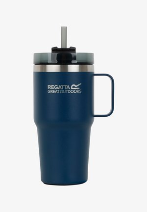 Ciemnoniebieski izolowany kubek podróżny z uchwytem, szarą pokrywką ze słomką oraz logo "Regatta Great Outdoors" na przodzie.