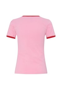 T-shirt rose à manches courtes avec un liseré rouge au niveau du col et des manches, vu de dos sur fond blanc.