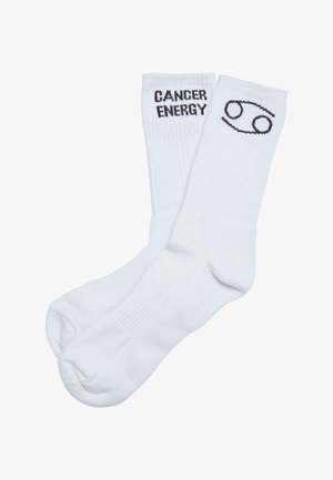 Baltos medvilninės kompresinės kojinės su smulkia tekstūra ir juodu užrašu "VĖŽIO ENERGIJA", šalia paprastos krabų simbolio grafikos.