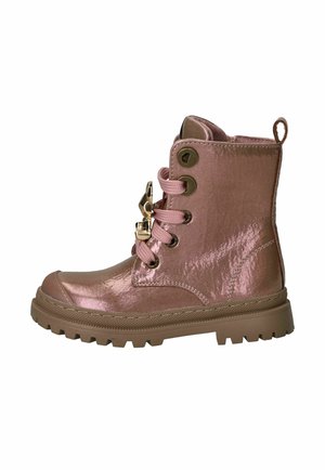 Roze glimmende vetercombatlaars met een dikke bruine rubberen zool, metalen oogjes, ritssluiting aan de zijkant en een lus aan de hiel.