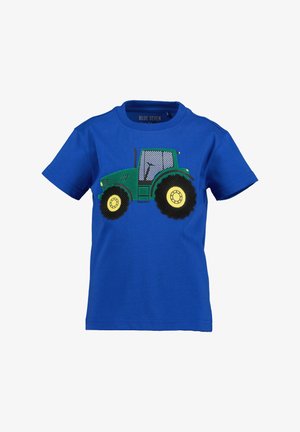 T-shirt pour enfants bleu en coton, avec un motif de tracteur vert aux roues jaunes, sur un fond bleu. Design doux à manches courtes.