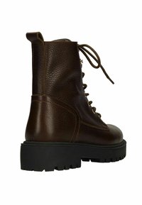 Bottines en cuir marron avec une finition texturée, fermées par des lacets sur le devant, et une épaisse semelle en caoutchouc noir avec un motif de traction.